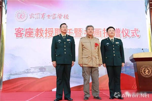图为火箭军士官学校政委宁路桥(右,部队长李华(左)为其颁发聘书