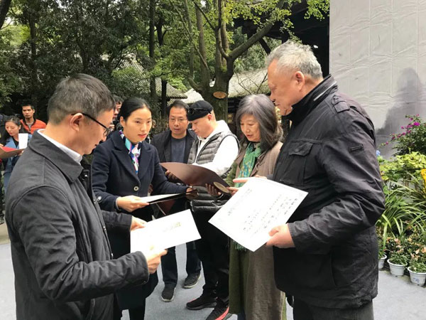 成都杜甫草堂博物馆馆长刘洪为参展艺术家颁发收藏证书