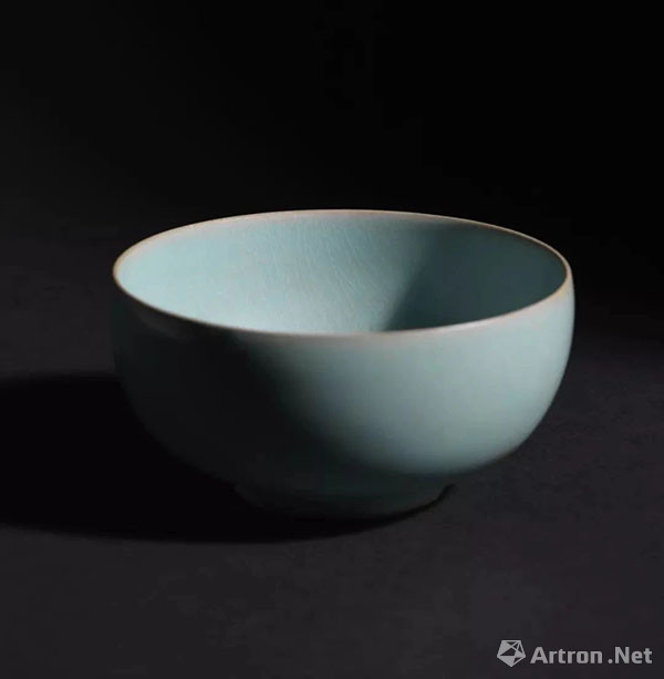 拍品编号8006 北宋 汝窑天青釉茶盏 口径 10.2 cm.