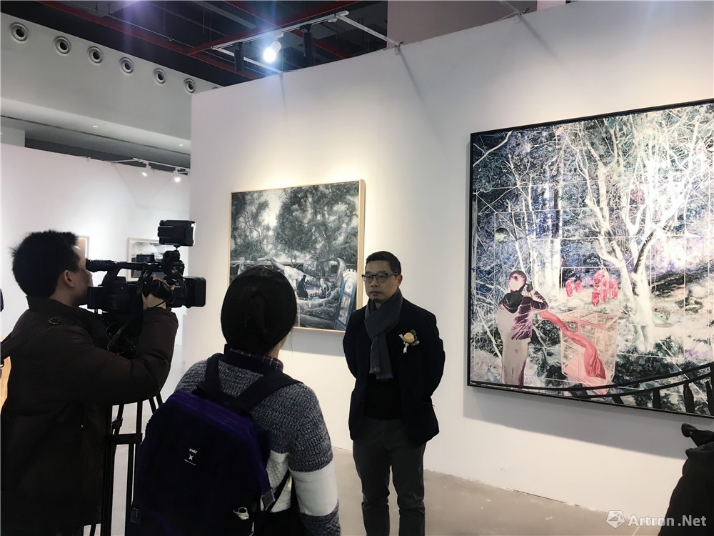 本次项目学术主持,湖北美术学院油画系主任徐文涛在展区前接受采访