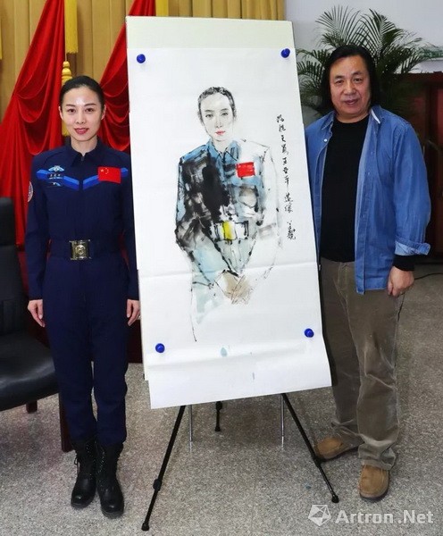 首都师范大学教授彭华敬为航天员王亚平现场画像