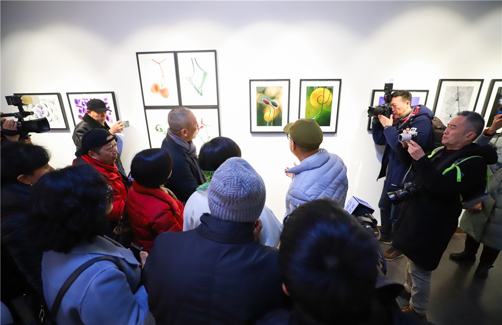 袁明辉现居武汉,曾在国际野生生物摄影年赛,法国国际自然摄影节等