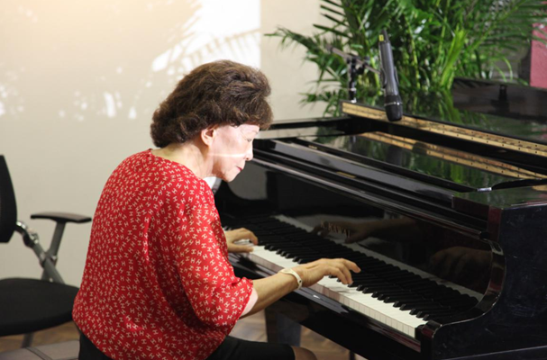 著名钢琴演奏家鲍蕙荞独奏《快乐的啰嗦》,犹如琴键上的舞蹈,大家听得