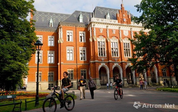 克拉科夫雅盖隆大学,1364年建校,是欧洲最古老的大学之一.