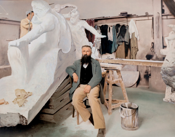 法国雕塑家奥古斯特·罗丹在他的工作室