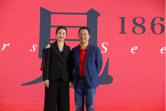 宝龙文化执行董事许华琳与谢子龙影像艺术馆创始人,馆长 谢子龙合影