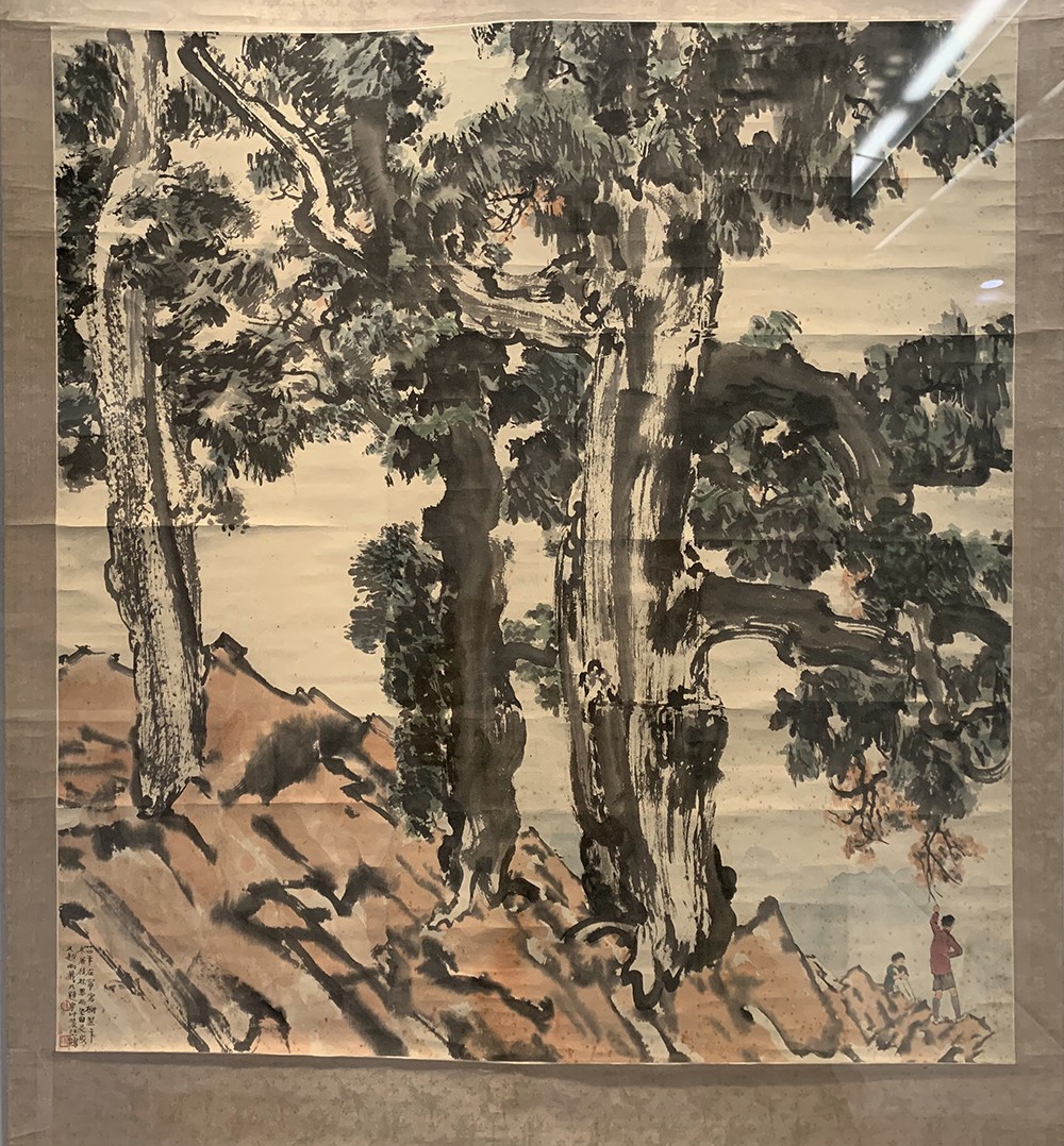 这幅画里,徐悲鸿用水墨确定树形,再以双勾的手法画出树干,树叶则多用