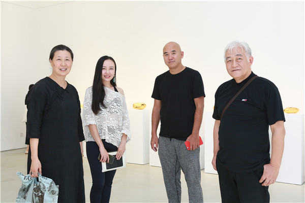 参展艺术家史金淞与策展人廖雯参展艺术家沈岳一家,linda女士,策展人