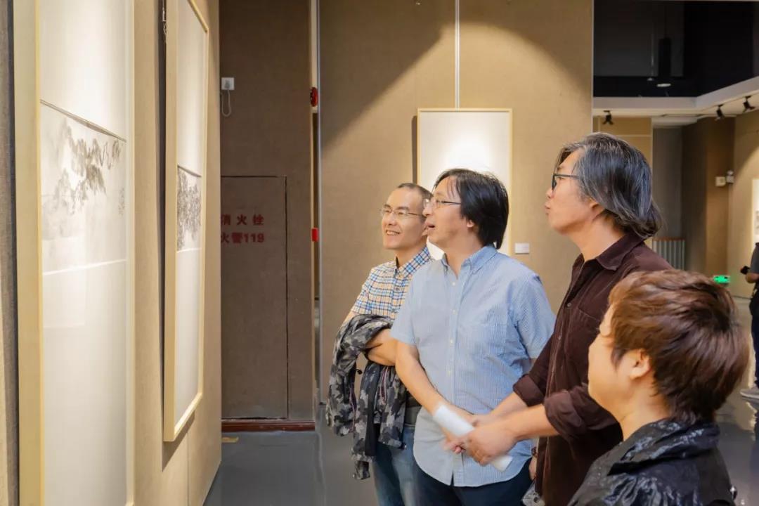 当代中国画邀请展在佛山市图书馆开幕 以传统中国画笔墨探索现代延续