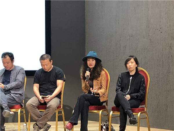 艺术家傅瑶(右二)在介绍参展作品艺术长沙的五大亮点陈叙良介绍,此次