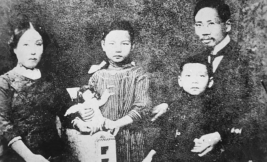 1911年,蔡元培与夫人黄仲玉携长女蔡威廉,三子蔡伯龄在欧洲