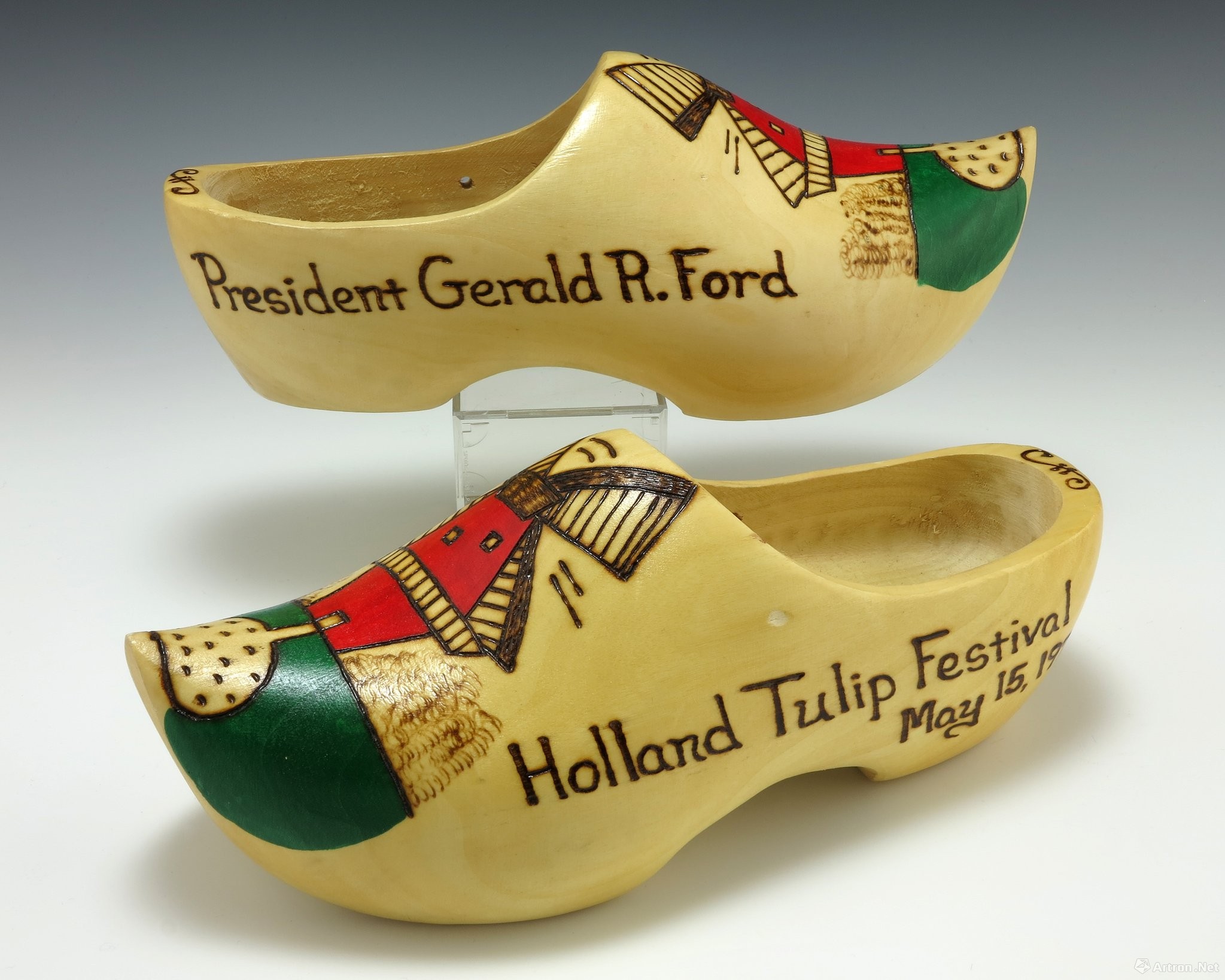 1976年,在密歇根州举行的荷兰郁金香节上,福特总统及其夫人收到的木鞋