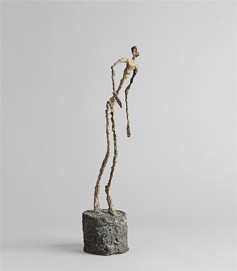 1947至1951年间,贾科梅蒂雕塑了许多单独或成群行走的男人与女人形象.