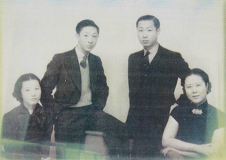 1936年于凤至与张闾媖及两个儿子张闾珣,张闾玗在英国合影.