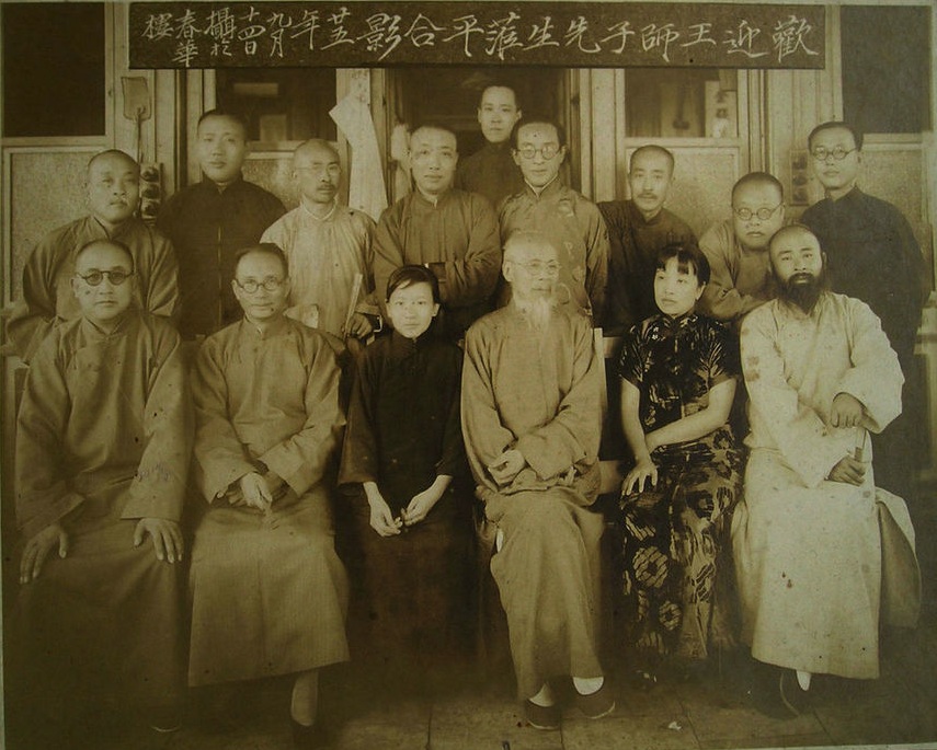 1936年，张大千（前排右一）邀好友王师子（前排右五）到北平游玩，邀齐白石（前排右三）、胡宝珠（前排右四）、杨婉君（前排右二）于非闇（二排右三）、汪慎生（二排右五）、寿石工（二排右二）、马晋（三排中）等好友在春华楼聚餐，“欢迎王师子先生莅平合影（民国廿五年九月十四日摄於春华楼）”的横幅由于非闇题写。