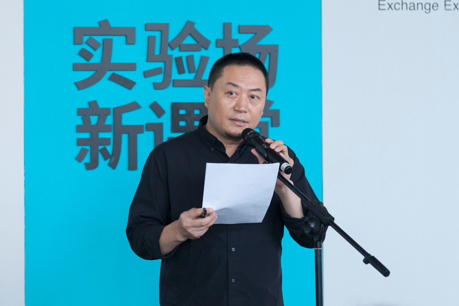 手工艺术学院党总支书记,副院长李玉普担任开幕式主持(摄影:雷徐君)