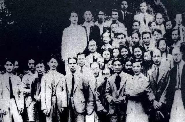 傅抱石(左四)与国立中央大学艺术系师生合影