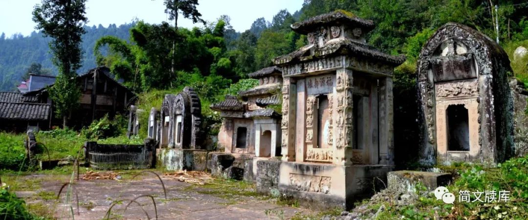 10點左右,我們到達曾家山長樂村,在馬路邊發現一處四柱頂帽的碑亭