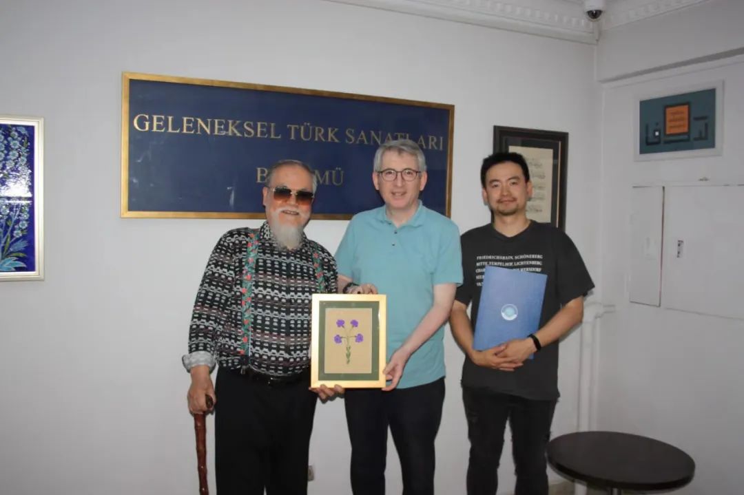 阿里雷公和雷传翼父子在土耳其孔亚necmettin erbakan 大学做中国书画