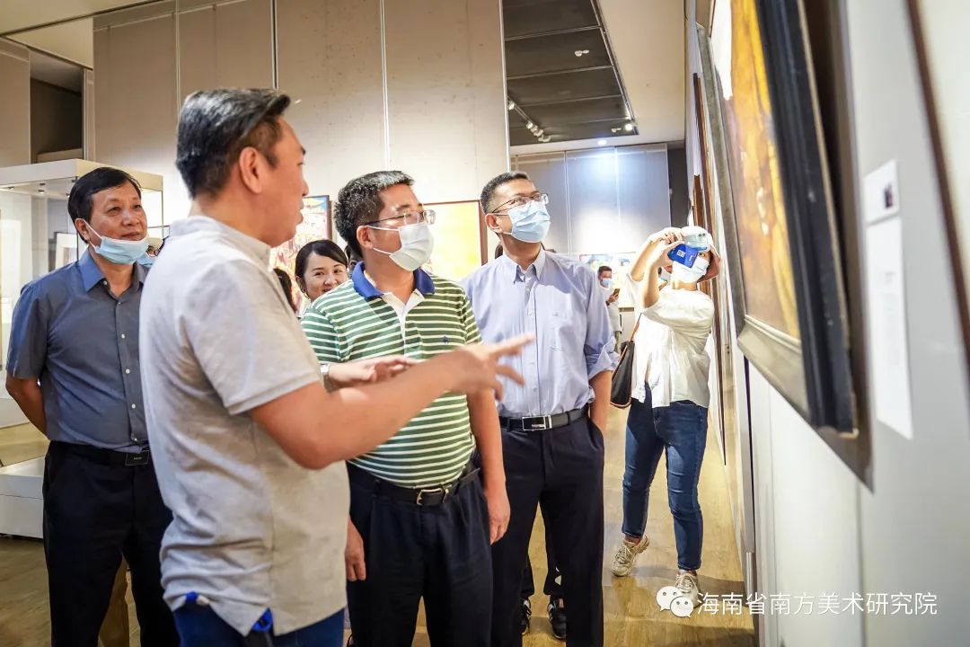 觀看展覽海南省南方美術研究院院長王銳向省旅文廳李輝衛廳長,劉成副