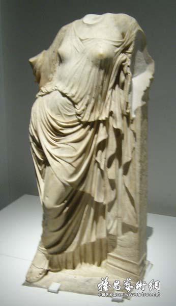 柱边的阿芙罗狄忒雕像