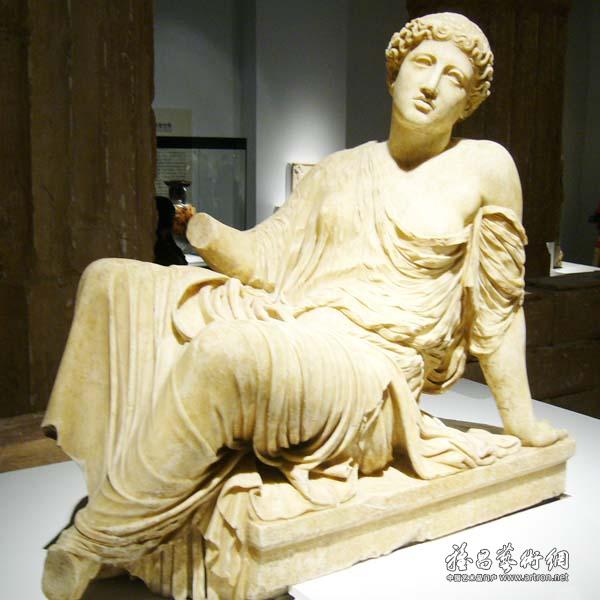 坐式妇女雕像