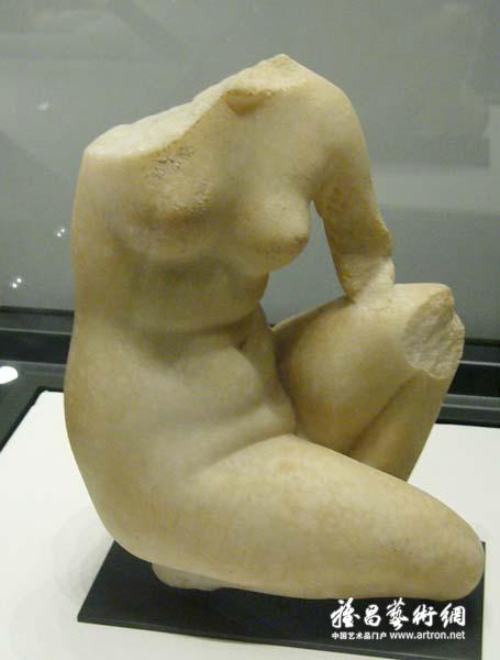 蹲着的阿芙罗狄忒雕像