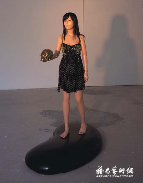 刘鼎《站在肾上持骷髅的女孩》 雕塑 树脂，陶瓷，织物 120×75×180cm 2007年