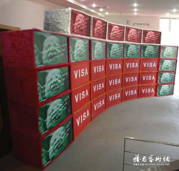 王广义《VISA(局部)》 装置(人造毛、图片、木箱、丝钢印等) 120×80cm 60cm×38个 1994年